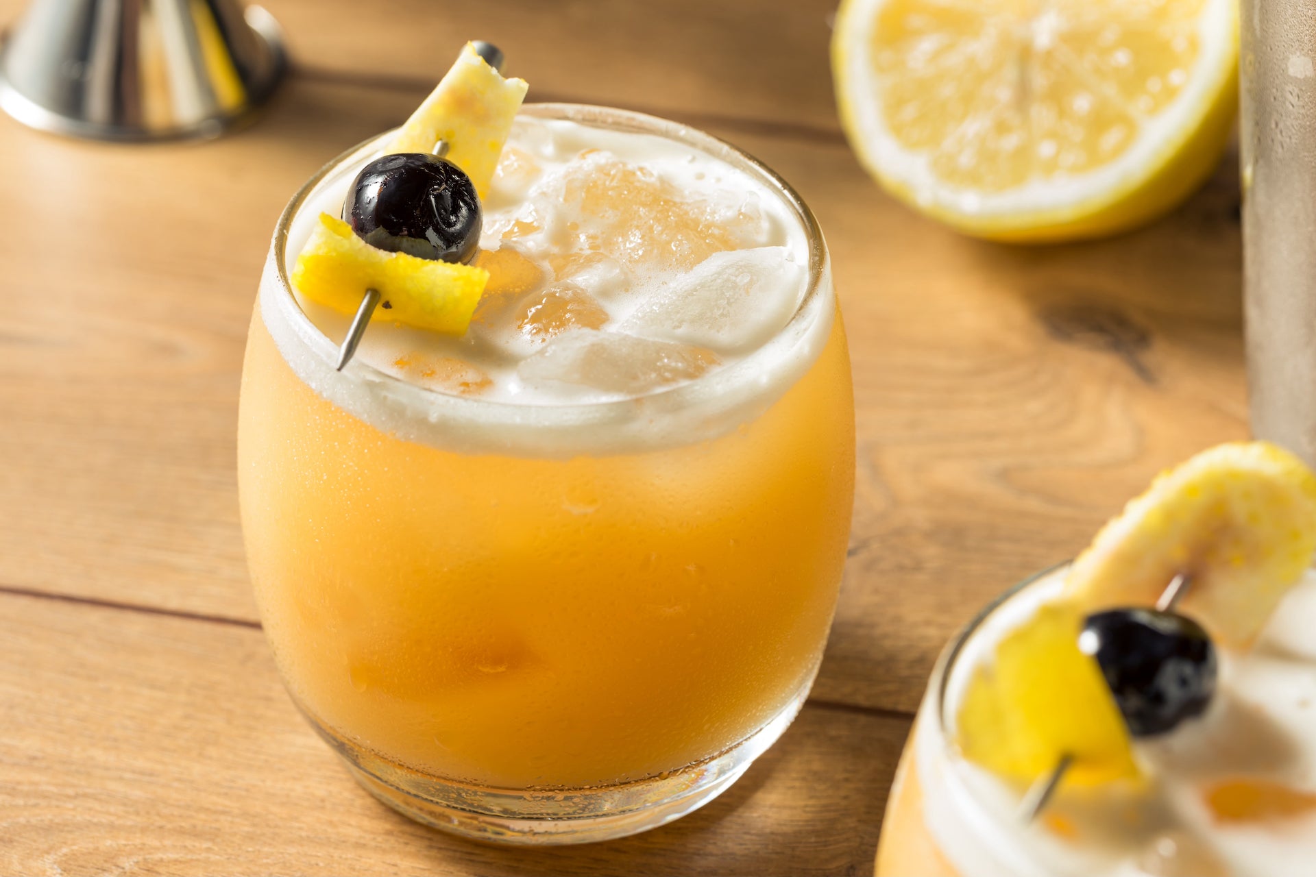 an amaretto sour, one of the many amazing sours you can mix with Proof Syrup